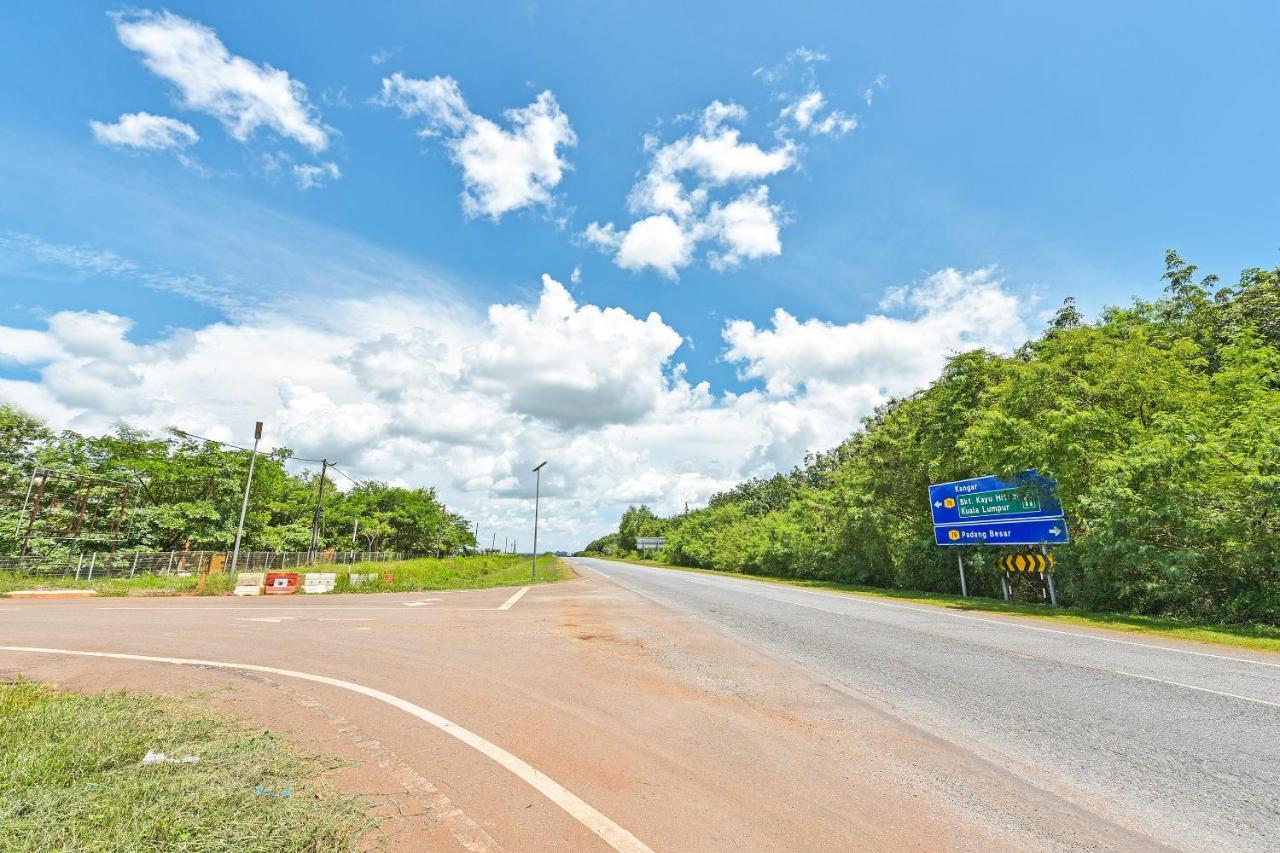 Capital O 90614 Cvia Ummul Hotel Padang Besar Εξωτερικό φωτογραφία