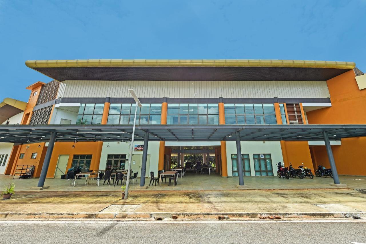 Capital O 90614 Cvia Ummul Hotel Padang Besar Εξωτερικό φωτογραφία