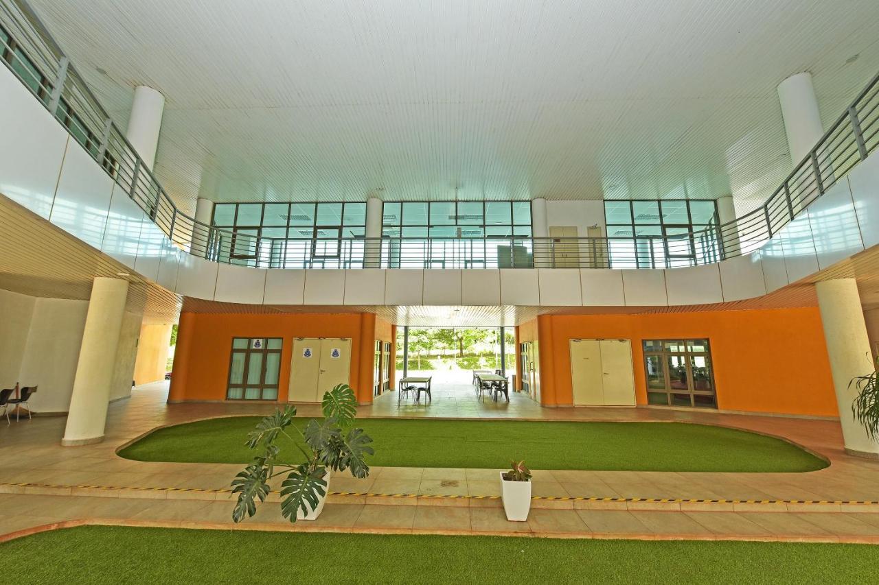 Capital O 90614 Cvia Ummul Hotel Padang Besar Εξωτερικό φωτογραφία