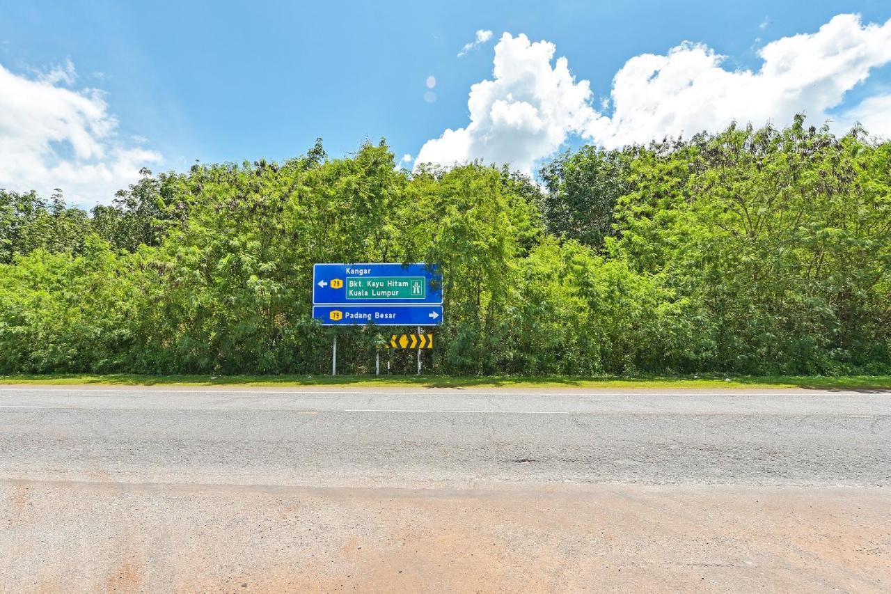 Capital O 90614 Cvia Ummul Hotel Padang Besar Εξωτερικό φωτογραφία
