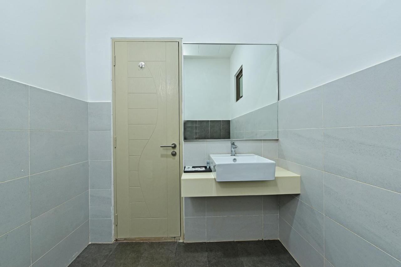 Capital O 90614 Cvia Ummul Hotel Padang Besar Εξωτερικό φωτογραφία